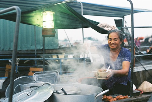 Hủ tiếu thuyền nóng hổi bốc khói ăn trên thuyền chính là món ngon đặc trưng nhất của các khu  chợ nổi miền Tây. Ảnh: Du lịch VN.