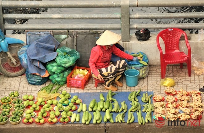 Khu chợ đĩa độc đáo này mới hình thành được 3 năm dành cho công nhân và lao động nghèo. Các thực phẩm đều được các thương lái chuyển từ các chợ đầu mối ở TP. Hồ Chí Minh và các tỉnh lân cận đến. Chợ hoạt động theo giờ tan ca của công nhân tại KCN Tân Tạo, đông nhất là từ 16h đến 20h hằng ngày.