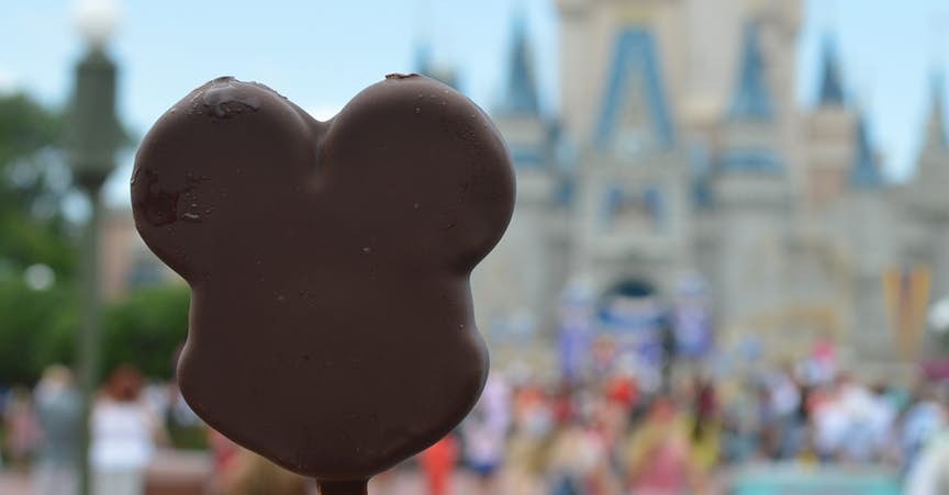 Món kem hình chuột Mickey phủ socola đây là  món ăn truyền thống của Disneyland từ rất lâu đời.