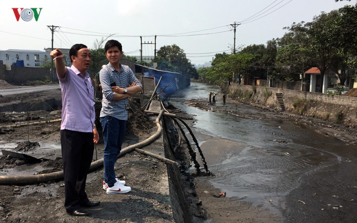 Ông Phạm Văn Kính Phó Chủ tịch UBND TP Cẩm Phả cho biết hoạt động tận thu  than trôi của người dân dưới mương thoát nước mưa này đã diễn ra hàng chục năm.