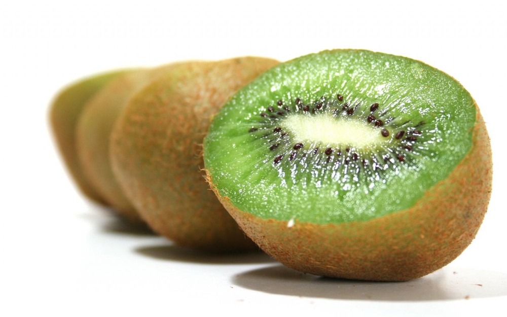 Kiwi là loại quả rất nhiều vitamin và khoáng chất tốt cho trẻ nhỏ nhưng loại quả này lại không có vị ngọt sắc nên trẻ thường không thích ăn. Để khắc phục vấn đề này mẹ hãy trổ tài làm  kẹo cuộn kiwi ngon lạ đổi khẩu vị cho bé. Ảnh: Báo mới. 