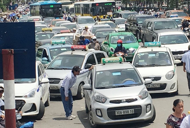 Là khu vực cấm nhưng đường Giải Phóng đoạn trước  bệnh viện Bạch Mai taxi vẫn "vô tư" đứng bắt khách.