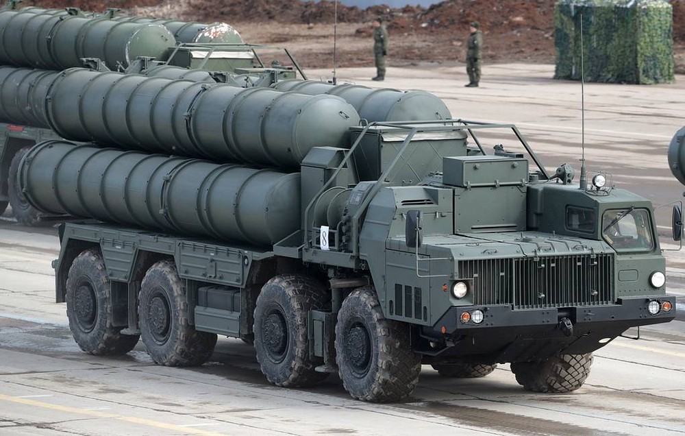 Cụ thể, tờ Sina cho biết,  hệ thống phòng không tên lửa S-400 của Nga đã được miêu tả những đặc tính, sự vượt trội và cũng như độ nguy hiểm của nó. Tác giả bài báo cũng nhấn mạnh rằng S-400 là một mối đe doạ với Mỹ.