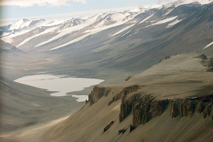 Dưới chân dãy núi Transantarctic (dãy núi đá nổi lên và kéo dài dọc Nam Cực) thuộc thung lũng khô McMurdo có một hồ nước kì lạ tên Don Juan.  Hồ Don Juan được phát hiện lần đầu tiên vào năm 1961.