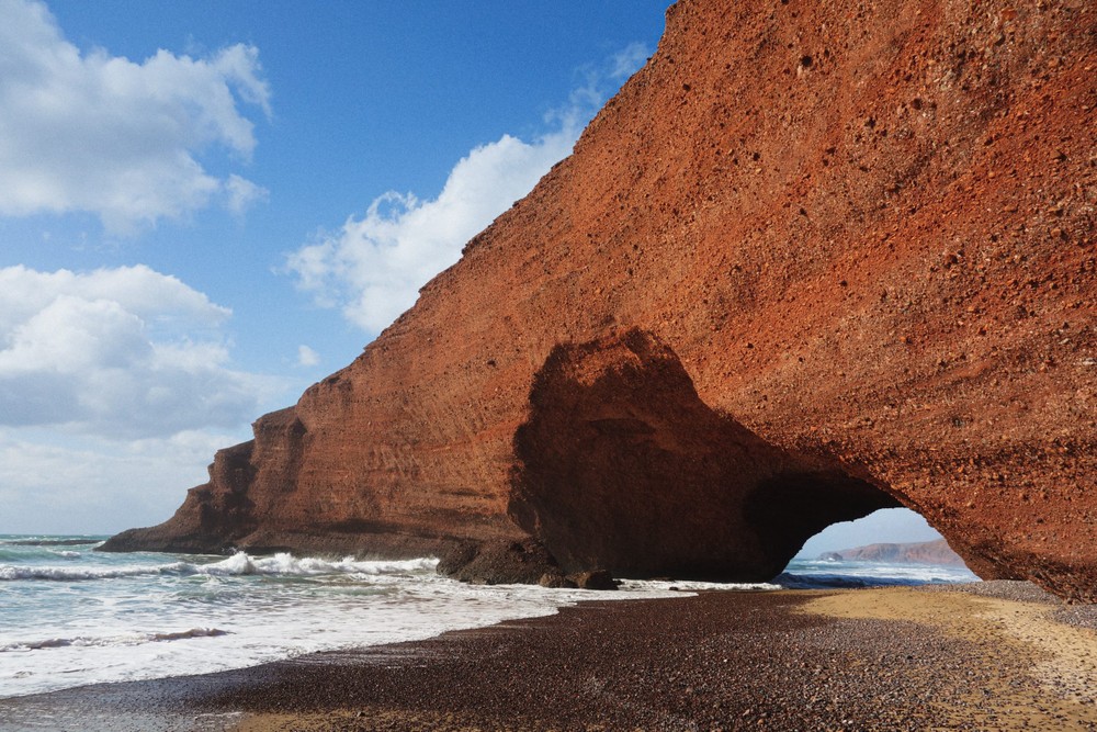 1. Vòm đá tại bãi biển Legzira, Morocco. Bãi biển Legzira Beach nằm trên bờ Atlantic, thuộc Morocco. Từ lâu nay, Legzira vẫn luôn là  kì quan thiên nhiên thu hút khách du lịch vì 2 mỏm đá khổng lồ như kiệt tác của mẹ thiên nhiên.