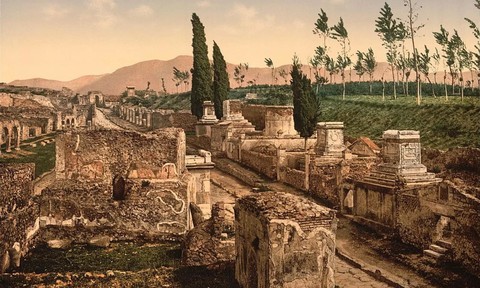 Pompeii là một thành đô phồn thịnh nổi tiếng với tên gọi  thành phố vượt thời gian với những công trình kiến trúc lộng lẫy, lối sống xa hoa của Đế chế La Mã, nhưng đã bị hủy hoại trong tích tắc bởi thảm họa núi lửa Vesuvius vào năm 79 sau Công Nguyên.