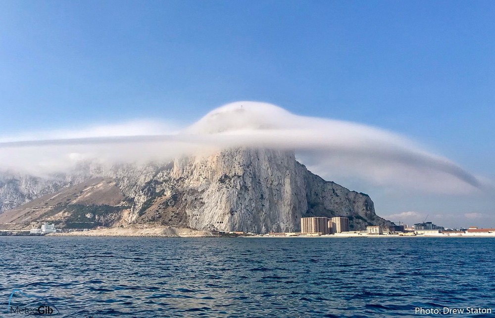 Theo đoạn video được cơ quan khí tượng Gibraltar công bố, một đám  mây Levanter được đặt tên theo gió Levant, một loại gió ở khu vực Tây Địa Trung Hải thổi từ phía đông qua Gibraltar - đã hình thành ở vùng lãnh thổ này.