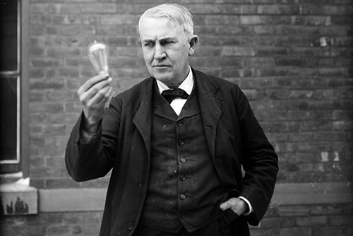 1. Máy bắt ma của Thomas Edison. Thomas Edison là một trong những nhà phát minh nổi tiếng nhất trong lịch sử nước Mỹ và thế giới. Tổng cộng ông có tới 1.500 bằng phát minh.