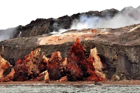  Vách đá  Smoking Hills ở Canada có thể trông giống như sản phẩm của hoạt động núi lửa hoặc hiện tượng địa nhiệt kỳ lạ nằm sâu bên dưới bề mặt Trái Đất, nhưng đây thực ra là kết quả của một phản ứng hóa học đang diễn ra trong hàng ngàn năm.