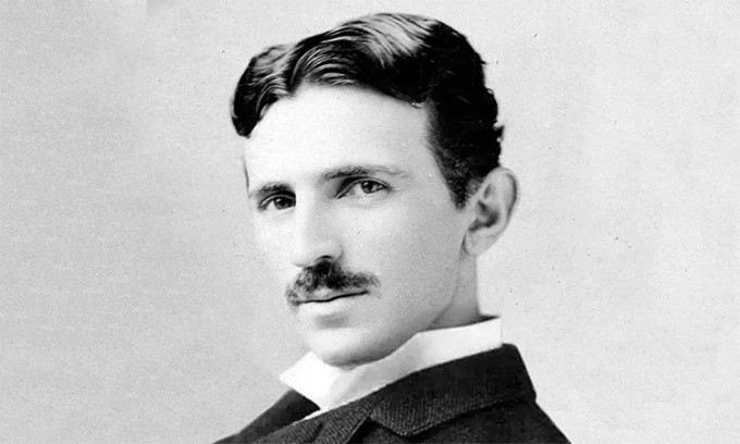  Nikola Tesla (10/7/1856 - 7/1/1943) là kỹ sư cơ khí, nhà vật lý, nhà phát minh vĩ đại người Mỹ gốc Serbia, nổi tiếng với công trình nghiên cứu về dòng điện xoay chiều. Những công trình phát minh của ông được cho là vượt xa cả mong đợi của nhân loại, thậm chí đến cả 100 năm sau đó.