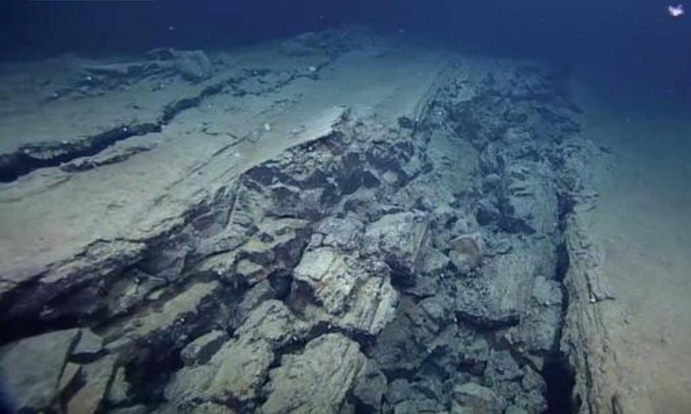 1. Dãy núi ngầm dài nhất hành tinh: dài 65.000km, Mid-Ocean Ridge (sống núi giữa đại dương) chính là dãy núi ngầm dài nhất trên Trái Đất. Người ta nói rằng, con người dễ dàng khám phá bề mặt của sao Hỏa còn nhiều hơn là khám phá Mid-Ocean Ridge.