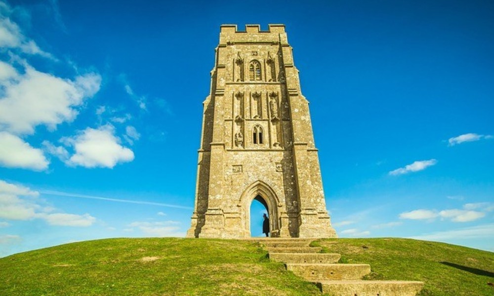 1. Đồi Glastonbury Tor, Somerset, Anh: ngọn đồi này trống trải, không có cây cối hay nhà dân, chỉ có duy nhất tòa tháp từ thời trung cổ của nhà thờ Thánh Michael. Nơi đây được cho là gắn liền với truyền thuyết về hòn đảo bí ẩn Avalon và vị vua nổi tiếng Arthur. (Nguồn:britainallover.com )