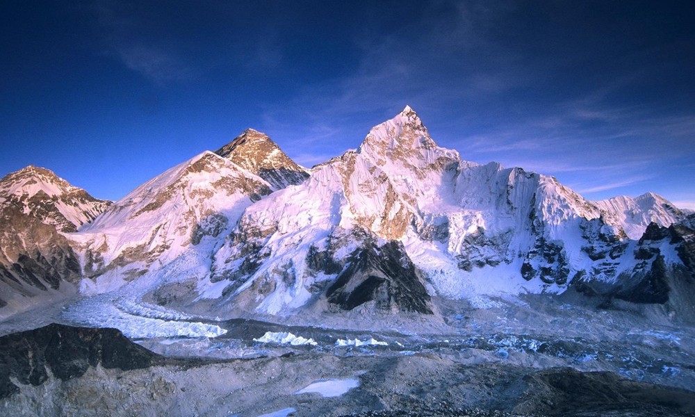 1. Đỉnh Everest (Nepal): là đỉnh núi cao nhất thế giới. Có người nói rằng, trên đỉnh Everest có lưu giữ Rongbuk Monsatery, một vật linh thiêng theo quan niệm của người Sherpa. Vì thế, họ tin rằng đỉnh núi này là nơi lưu giữ những năng lượng tối cao từ thần linh. (Nguồn: The Manual)