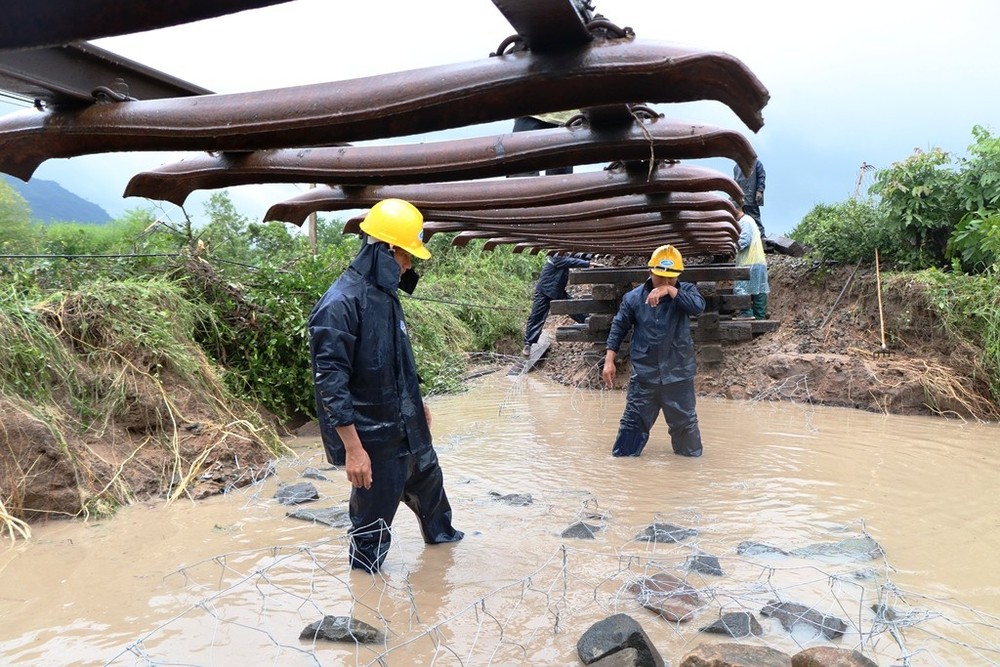 Nhận được tin báo, sáng 25/11, công ty quản lý đường sắt Thuận Hải đã điều động hơn 90 công nhân và nhiều phương tiện cơ giới để khẩn trương khắc phục đoạn  đường sắt Bắc - Nam bị hư hỏng. (Ảnh: Duy Quan).