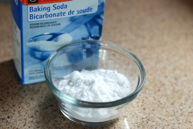 Baking soda  Baking soda có rất nhiều công dụng khác nhau, trong đó có  tẩy trắng răng. Trộn baking soda với muối rồi nhúng bàn chải ướt vào hỗn hợp này để đánh răng như bình thường. Do baking soda có độ axit và tính kiềm vì thế không nên lạm dụng baking soda nhằm tránh gây mòn men răng. Nha sĩ khuyên sử dụng chỉ cần kết hợp chải răng với baking soda 1-2 lần/ tuần.