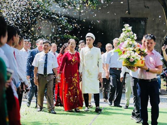 Trong ngày vui đám hỏi, chàng trung vệ điển trai Bùi Tiến Dũng diện áo dài trắng thêu hoa văn tinh xảo, sang trọng kết hợp với đôi giày da hiệu Gucci. Đôi giày này có thiết kế loafer đơn giản nhưng cực kỳ nam tính, sang trọng với chất liệu da đen và có giá khoảng 20 triệu đồng.