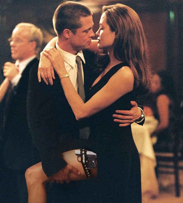 Brad Pitt và Angelina Jolie gặp nhau trên phim trường "Mr &amp; Mrs Smith" năm 2004 và ngay lập tức bị trúng tiếng sét ái tình dù lúc đó Brad đang là chồng của nữ diễn viên Jennifer Aniston.