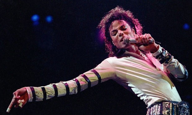 Lại một lần nữa Michael Jackson đứng vị trí đầu tiên trong danh sách "Những người nổi tiếng quá cố có thu nhập cao nhất" do Forbes bình chọn với thu nhập 140 triệu USD nhờ hai show diễn Immortal và One, catalogue Miiac, album "Xscape" đứng vị trí thứ 2 trên các bảng xếp hạng.