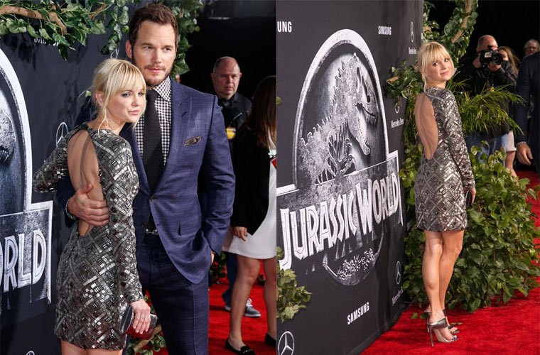  Nữ hoàng phim hài lãng mạn Anna Faris cùng người chồng thứ hai, nam tài tử Chris Pratt tới dự buổi công chiếu "Jurassic World" trong bộ váy lấp lánh ánh kim kín trước và hở một khoảng lưng rộng phía sau.