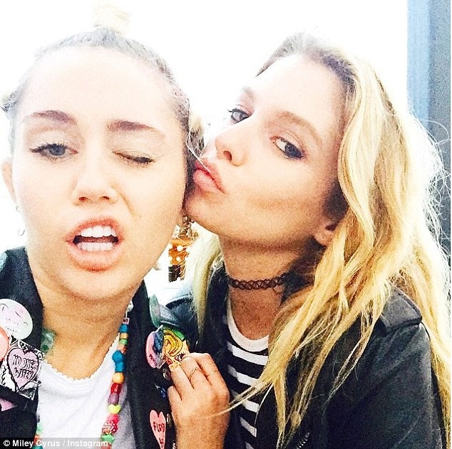 Chỉ vài ngày sau khi tuyên bố mình là người lưỡng tính, Miley Cyrus bị bắt gặp thân mật với người mẫu Victoria’s Secret Stella Maxwell ở New York. Kể từ đó rộ lên tin đồn  Miley Cyrus yêu đồng tính người mẫu VS Stella sau khi chia tay Patrick Schwarzenegger hồi tháng 4 vừa rồi.