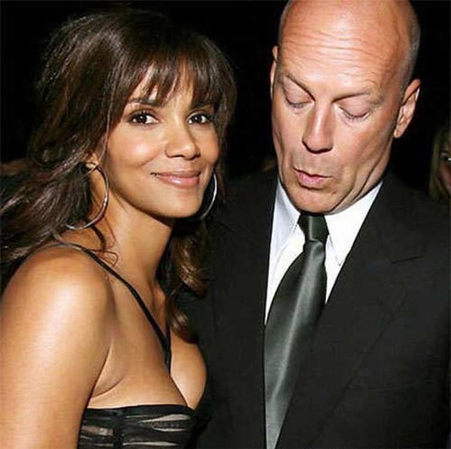  Pha  nhòm cháy ngực của sao nam Hollwyood Bruce Willis với nữ đồng nghiệp Halle Berry khi cùng cô dự một sự kiện bị cánh săn ảnh chộp được.