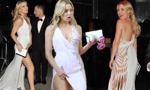 Kate Hudson vất vả vì váy xẻ