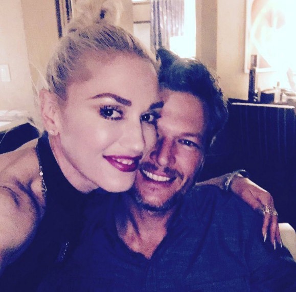 Tháng 11/2015, hai  giám khảo The Voice rapper Gwen Stefani và nam ca sĩ nhạc đồng quê Blake Shelton công khai hẹn hò.