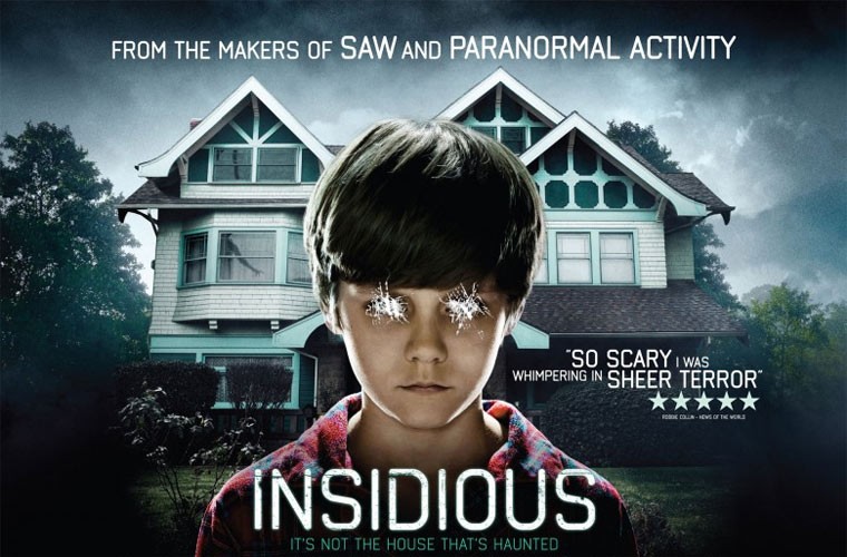  Insidious (Quỷ quyệt). Đây được cho là bộ phim đứng đầu tiên trong những bộ phim kinh dị ám ảnh nhất dù nó đã ra mắt khán giả từ nhiều năm. Khởi chiếu năm 2011, Quỷ quyệt mang lại 97 triệu USD tiền vé trong khi tổng số tiền để sản xuất nó chỉ 1,5 triệu USD. Phim kể về một cậu bé bị một linh hồn quỷ làm hôn mê và sắp chết. Cha cậu bé đã tìm mọi cách để cứu con, ông đã gọi cho mẹ cậu bé, là một bà đồng để nhờ giúp đỡ. Mẹ cậu bé sau một hồi phân tích đã hiểu được vấn đề và tình cách cứu con trai.