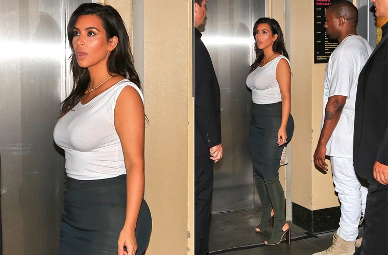  Kim Kardashian cùng chồng Kanye West tới dự sinh nhật lần thứ 32 của em gái Khloe. Ngôi sao truyền hình thực tế mặc chân váy bút chì màu đen ôm sát kết hợp với áo ba lỗ trắng.