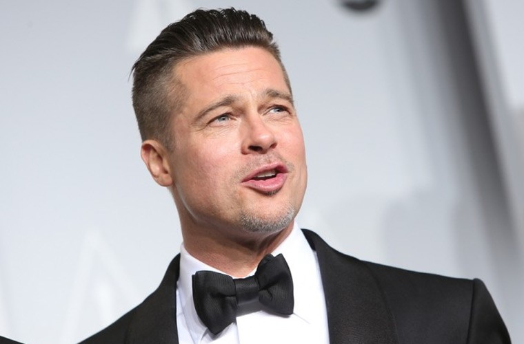 Brad Pitt không bao giờ dùng xà phòng vì anh cho rằng xà bông tắm chứa rất nhiều toxin không chỉ độc hại cho cơ thể mà còn ảnh hưởng xấu tới cả hành tinh. Cũng chính vì lẽ đó mà nam tài tử Hollywood không dùng cả lăn nách. Vợ anh, Angelina Jolie đã từng đùa rằng chồng mình có mùi giống một chú chó chăn cừu, còn các con thì gọi Brad là “ông bố bốc mùi”.