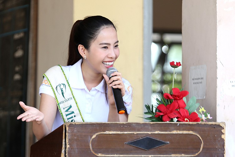 Mới đây,  Hoa khôi Nam Em đã về thăm hai ngôi trường xưa. Đó là trường trung học phổ thông Thủ Khoa Huân và trường tiểu học Mỹ Tịnh An, huyện Chợ Gạo, tỉnh Tiền Giang.