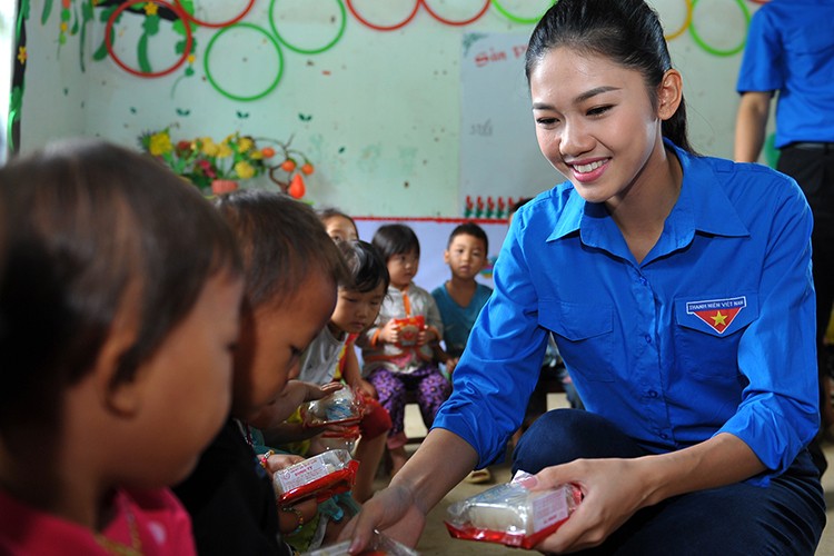 Sau đăng quang, Á hậu 1 cuộc thi Hoa hậu Việt Nam 2016 Ngô Thanh Thanh Tú đã có chuyến thiện nguyện tại 2 huyện miền núi Yên Minh và Mèo Vạc của tỉnh Hà Giang.   