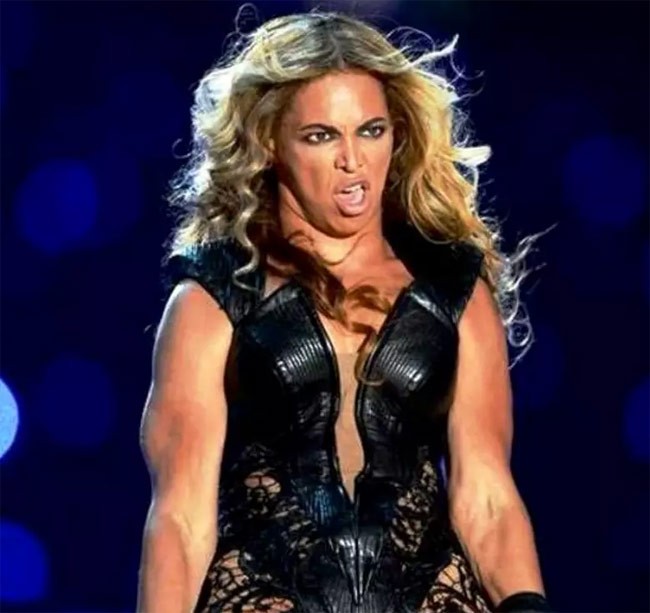 Hình ảnh méo mó đến không nhận ra của Beyonce khi cô biểu diễn trên sân khấu Super Bowl. Hình ảnh xấu xí của ngôi  sao Hollywood được báo chí nhắc đi nhắc lại nhiều năm qua.