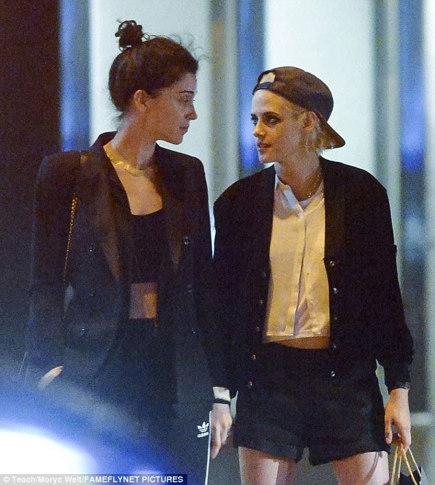  Kristen Stewart và bạn gái mới, St Vincent đã công khai quan hệ khi khóa môi nhau trong nhà hàng ở Manhattan.