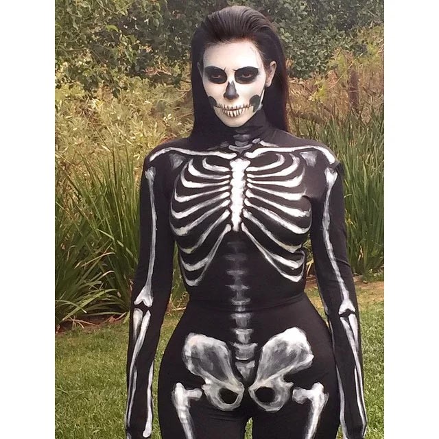 Kim Kardashian mặc bộ bodysuit vẽ bộ xương người trong dịp Halloween 2014. (Ảnh: Instagram).