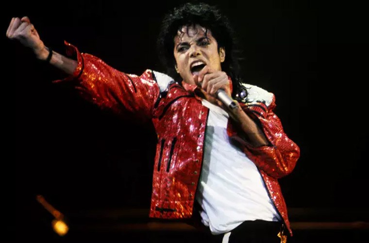 Michael Jackson qua đời vì nhiễm độc hỗn hợp thuốc propofol và benzodiazepine. Trước khi qua đời, ông vua nhạc pop nói với bác sĩ của mình: “Tôi muốn uống sữa. Làm ơn hãy đưa cho tôi sữa”, nhưng từ sữa ở đây Michael không phải là nói tới sữa thông thường mà là propofol bởi anh bị nghiện thuốc này và được gọi bằng nickname propofol.