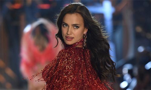 Siêu mẫu ôm bụng bầu vẫn sải bước tại Victoria’s Secret Show