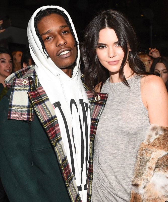  Người mẫu Kendall Jenner và rapper A$AP Rocky bị bắt gặp hẹn hò ăn tối tại Nobu Malibu vào ngày 11/12. Một vài người bạn của chàng rapper 28 tuổi cũng có mặt trong buổi ăn tối nhưng sau đó Rocky đưa Jenner rời khỏi nhà hàng và đi chơi riêng. Trước đó, cả hai đã ừng hẹn hò với nhau nhiều lần và có những hành động tỏ ra rất thân mật. (Ảnh: Rex)