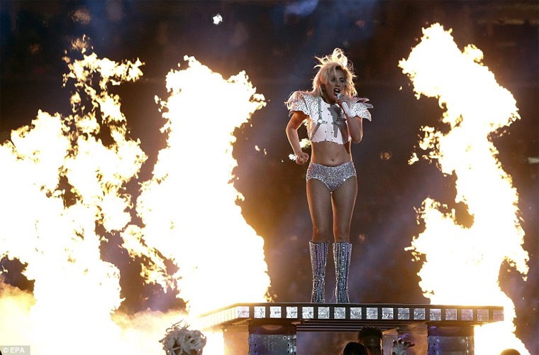 Vinh dự được mời tới biểu diễn tại sự kiện Super Bowl 51,  Lady Gaga khiến tất cả khán giả có mặt tại sân vận động Houston không thể ngồi yên theo từng bước nhảy của cô. (Ảnh: EPA)