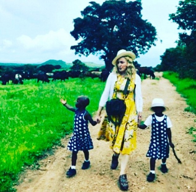 Madonna và hai con gái nuôi mới người Malawi đã đáp chuyến bay gần 36 tiếng trở về Mỹ sau khi tòa án cho phép cô chính thức nhận nuôi hai bé Stella và Esther. Chia sẻ trên Instagram, nữ danh ca cho biết cô chính thức được nhận nuôi hai bé gái sinh đôi ở Malawi và rất vui vì gia đình có thêm người. Trong ảnh là hai  con nuôi của Madonna. (Ảnh: Instagram)