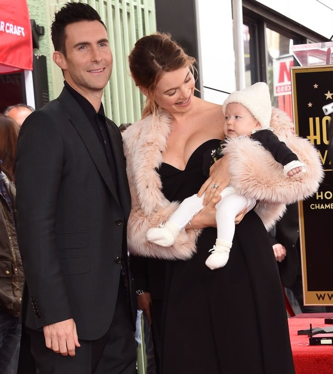 Cô bé Dusty Rose Levine, 4 tháng tuổi, con gái đầu lòng của nam ca sĩ Adam Levine và người mẫu Behati Prinsloo đã thu hút mọi sự chú ý trong buổi Adam nhận ngôi sao danh vọng vào tháng 2 năm nay. (Ảnh: Visual Press)