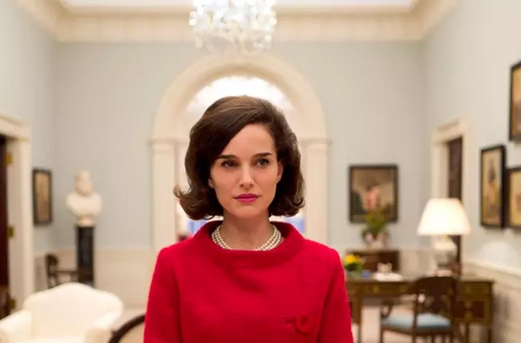 Nhiều người nhận xét, vẻ đẹp của Natalie Portman khi hóa thân thành bà Đệ nhất phu nhân Mỹ Jacqueline Kennedy, vượt trội hơn cả tài năng diễn xuất của cô. Với vai diễn này, Natalie đang là một trong những ứng cử viên nặng ký của giải  Oscar 2017. (Ảnh: BBC)