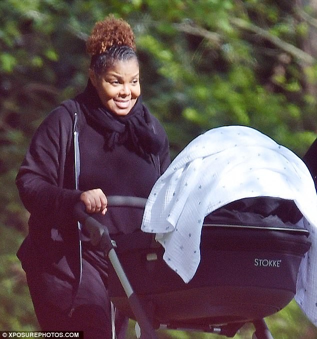 Sau 3 tháng sinh con,  Janet Jackson và con trai lần đầu tiên xuất hiện khi đi dạo ở một công viên tại London. (Ảnh: Xposurephotos)