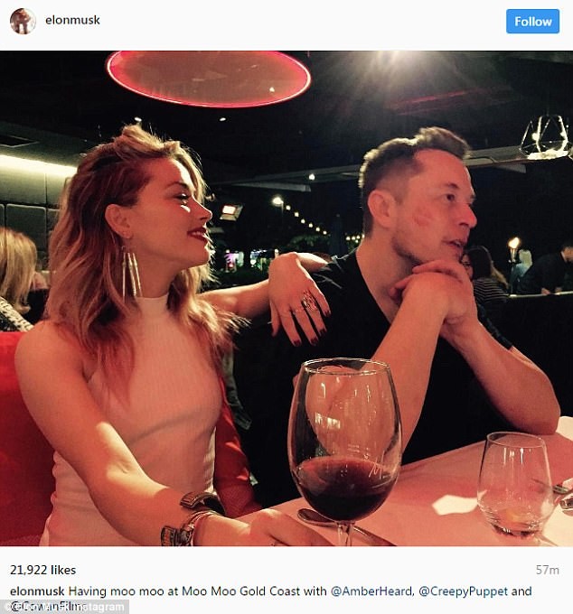 Để khẳng định mối quan hệ với tình mới, tỷ phú Elon Musk,  Amber Heard đã khoe ảnh tình tứ trên Instagram. Sau đó tỷ phú 45 tuổi cũng khoe ảnh hai người trên Instagram của anh. Trong ảnh chụp Amber tươi cười bên cạnh Elon và khoe dấu son cô vừa hôn người tình trên má khi cả hai ngồi trong một nhà hàng ăn tối tại Australia. (Ảnh: Instagram)