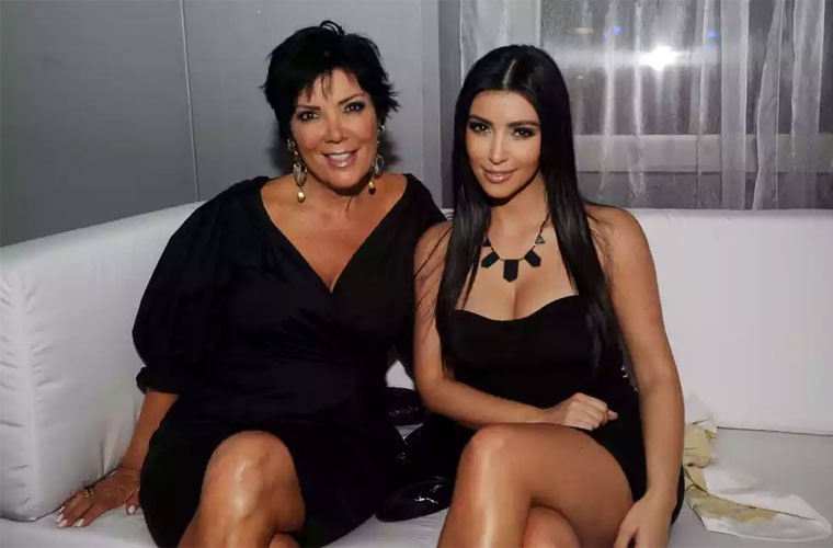 Tác giả Ian Halperin, cha đẻ cuốn sách Kardashian Dynasty, đã cáo buộc chính mẹ Kim Kardashian, bà Kris Jenner đã dàn xếp việc làm rò rỉ clip sex của con gái với Ray J. Nếu đúng vậy, bà Kris chính là  sao Hollywood đối xử tệ với con nhất.