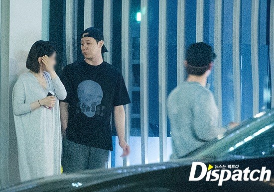 Ngày 11/5/2017, Dispatch đã chộp được hình ảnh  Park Yoochun và vợ sắp cưới hẹn hò. Theo Dispatch, nam diễn viên 30 tuổi rủ hôn thê Hwang Hana đi ăn tối cùng vài người bạn của mình tại một nhà hàng ở Gangnam.