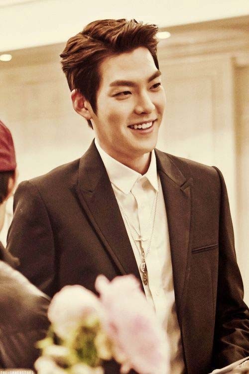 Xuất thân là một người mẫu,  Kim Woo Bin chuyển sang làm diễn viên và nổi lên từ vai diễn trong phim School đóng năm 2013. Kể từ đó nam diễn viên 27 tuổi gây ấn tượng với một loạt vai diễn trong: Người thừa kế, Friend: The Great Legacy, The Con Artists, Twenty, Uncontrollably Fond. (Ảnh: Internet)