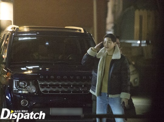 Sau tin  Song Joong Ki và Song Hye Kyo kết hôn vào 31/10/2017, tờ Dispatch đã tung ra một loạt ảnh độc quyền mà họ săn được khi cặp Song-Song hẹn hò ở Nhật vào tháng 1/2017.