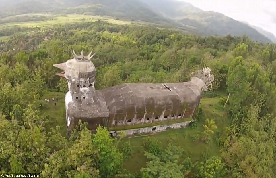 Tòa nhà khổng lồ được người dân địa phương gọi là Gereja Ayam (Nhà thờ Con gà) ẩn mình trong một khu rừng ở Magelang, trung tâm Java, Indonesia.  Nhà thờ hình con gà khổng lồ này gây tò mò cho nhiều người vì hình dáng kỳ lạ của nó.