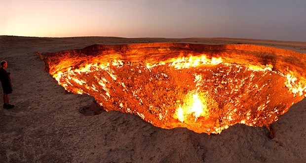 Cánh cổng địa ngục ở Derweze, Turkmenistan là một trong những  địa điểm hãi hùng nhất thế giới. Trong khi đang tiến hành khoan vào một hang động chứa đầy khí tự nhiên vào năm 1971, các nhà địa chất Liên Xô đã vô tình khoan vào một túi khí khiến giàn khoan sụp đổ. Để tránh khí rò rỉ gây ngộ độc, người ta đã quyết định cách tốt nhất là đốt nó. Các nhà địa chất cũng cho rằng chỉ một vài ngày sau hố lửa này sẽ tắt nhưng thực tế nó vẫn cháy đến tận ngày hôm nay. Người dân địa phương đã đặt tên cho nơi đây là "The Door to Hell" có nghĩa là cánh cổng dẫn đến địa ngục.